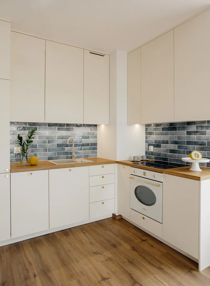 Beżowa kuchnia z niebieską cegiełką